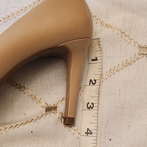 Michael Kors Nude Beige Pointed Toe Pumps Size 7M Studded Heel Leather - Picture 7 of 7